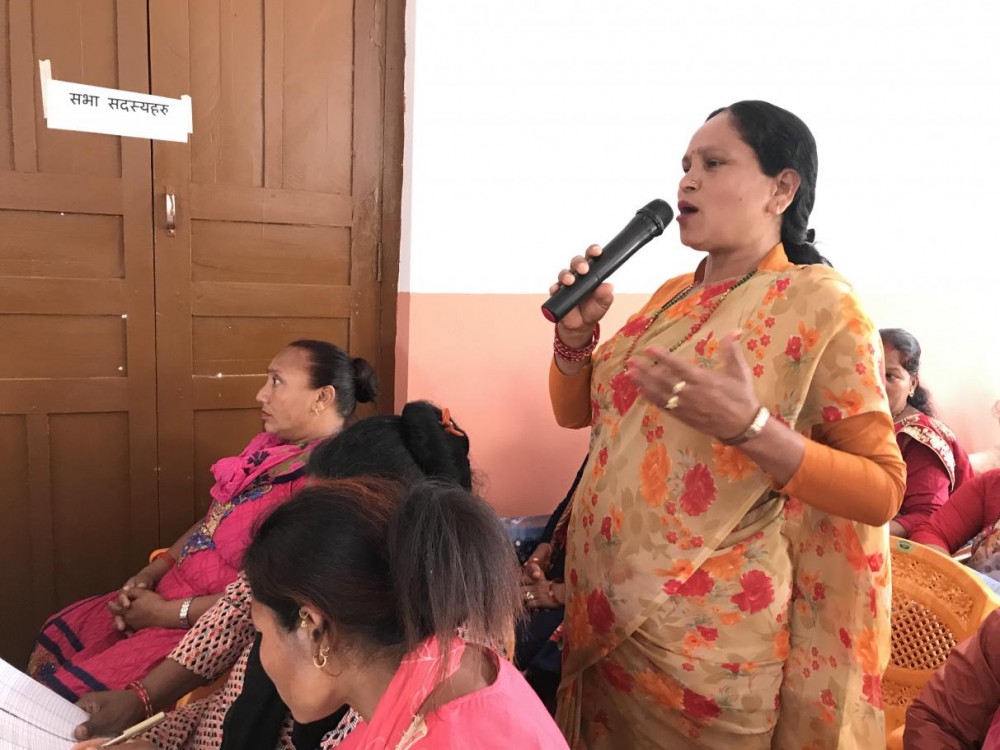 गाउँसभामा आफ्नो भनाइ राख्दै मनहरी गाउँपालिका गाउँसभाकी महिला सदस्य ।